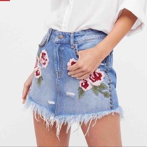 FREE PEOPLE denim skirt “Wild Rose Embroidered Mini”  size 25